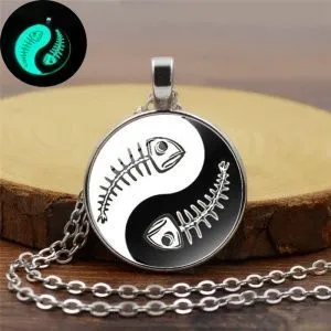 Кулон с цепочкой Инь Янь скелеты рыб. Светится в темноте. Цвет серебро.