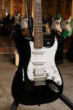 Fender Squier Bullet Stratocaster HSS HT BLK Электрогитара (Б/У)